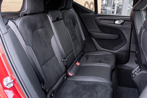 Volvo XC40 D4 R-DESIGN PRO AWD 36