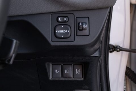 Toyota Yaris VVT-I ICON TECH 16