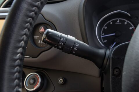 Toyota Yaris VVT-I ICON TECH 17
