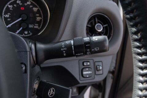 Toyota Yaris VVT-I ICON TECH 18