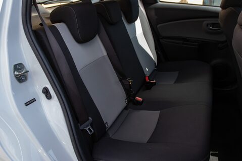 Toyota Yaris VVT-I ICON TECH 32
