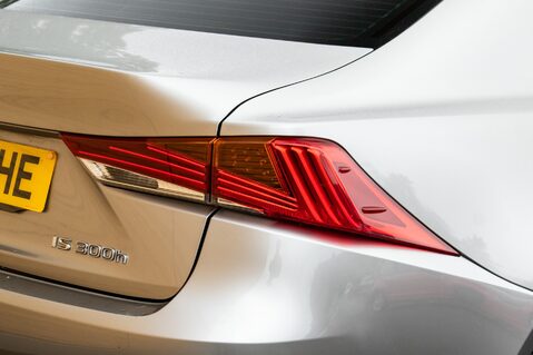 Lexus Is 300H ADVANCE 9