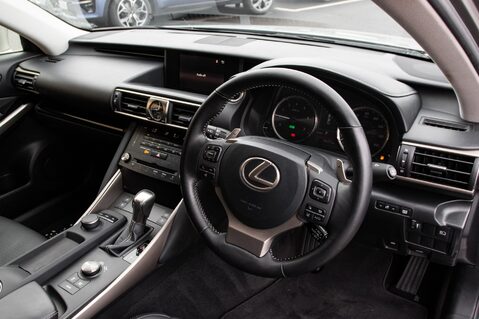 Lexus Is 300H ADVANCE 4