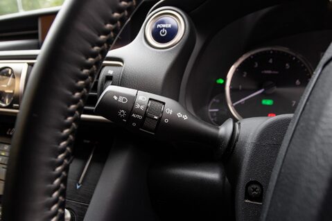 Lexus Is 300H ADVANCE 17