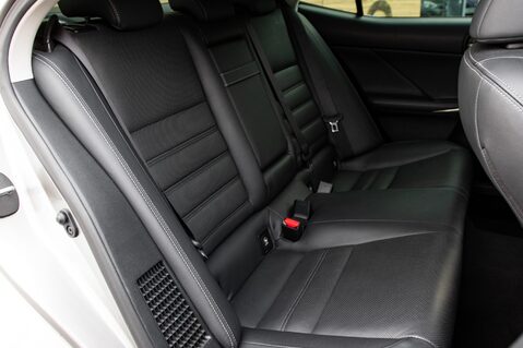 Lexus Is 300H ADVANCE 38