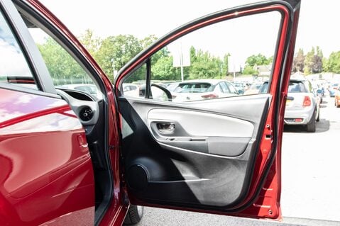Toyota Yaris VVT-I ICON TECH 14