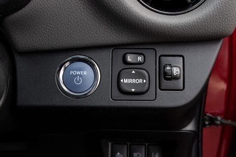 Toyota Yaris VVT-I ICON TECH 16
