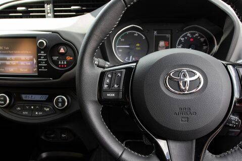 Toyota Yaris VVT-I ICON TECH 19