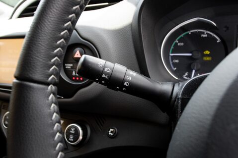 Toyota Yaris VVT-I ICON TECH 17