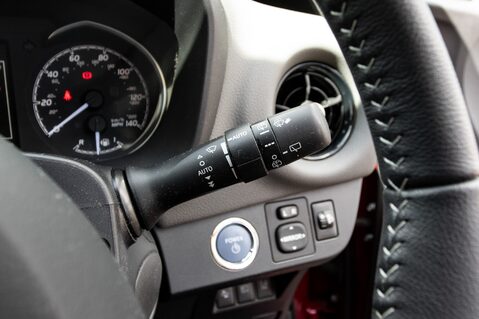 Toyota Yaris VVT-I ICON TECH 18