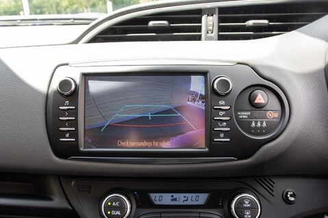 Toyota Yaris VVT-I ICON TECH 27