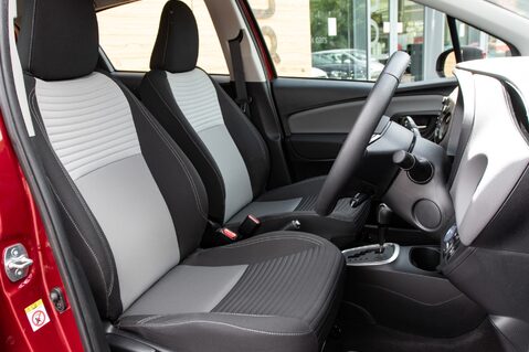 Toyota Yaris VVT-I ICON TECH 28
