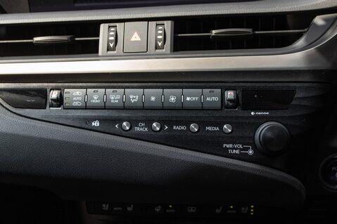 Lexus Es 300H 33