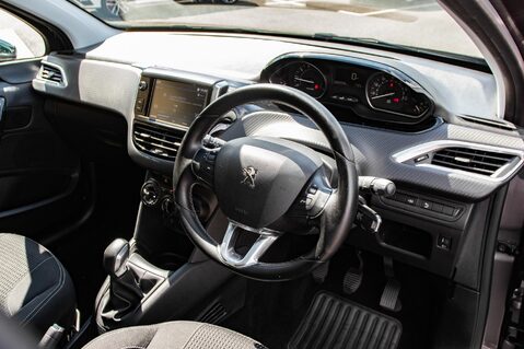 Peugeot 208 PURETECH ALLURE PREMIUM 4