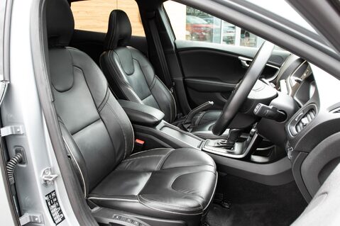 Volvo V40 D4 R-DESIGN PRO 29