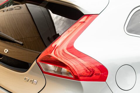 Volvo V40 D4 R-DESIGN PRO 9