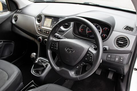 Hyundai i10 PLAY 4