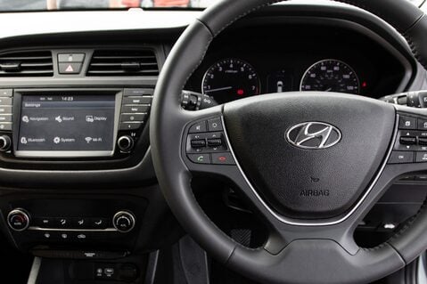 Hyundai i20 MPI PREMIUM NAV 18