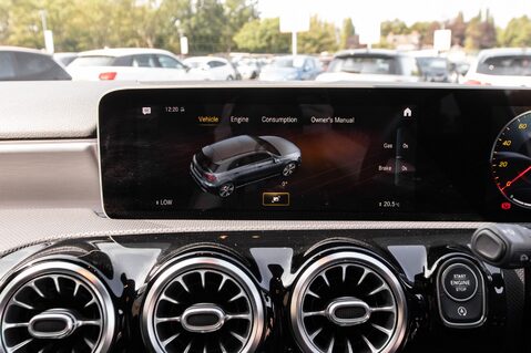 Mercedes-Benz A Class A 200 AMG LINE PREMIUM PLUS 32