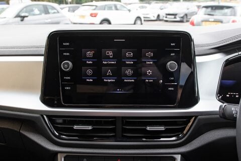 Volkswagen T-Roc LIFE TSI DSG 28
