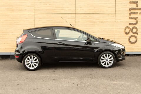 Ford Fiesta TITANIUM 12