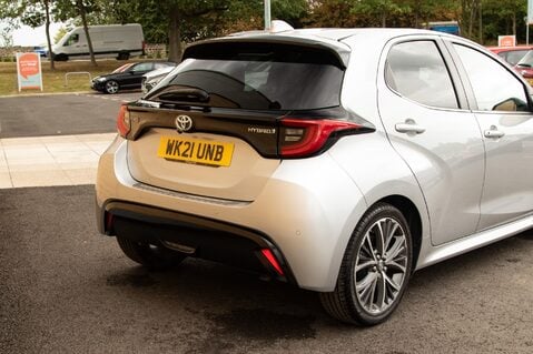 Toyota Yaris EXCEL FHEV 8