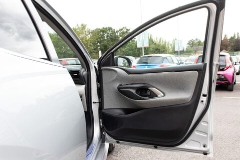Toyota Yaris EXCEL FHEV 14