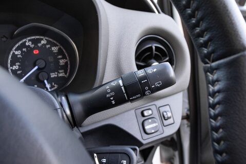 Toyota Yaris VVT-I ICON TECH 18