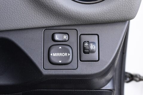 Toyota Yaris VVT-I ICON TECH 16