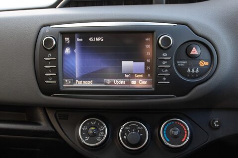 Toyota Yaris VVT-I ICON TECH 23