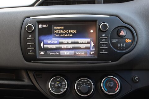 Toyota Yaris VVT-I ICON TECH 22