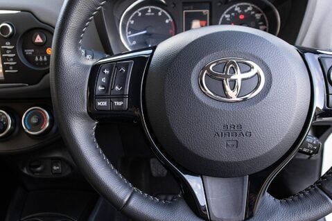 Toyota Yaris VVT-I ICON TECH 19