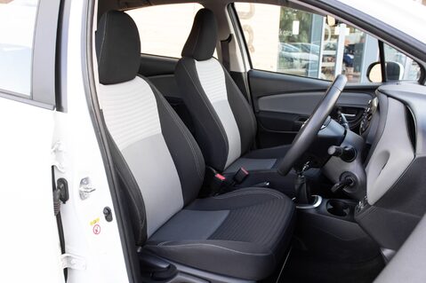 Toyota Yaris VVT-I ICON TECH 28