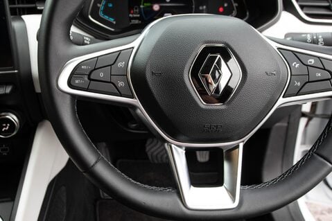 Renault Clio TECHNO E-TECH 19