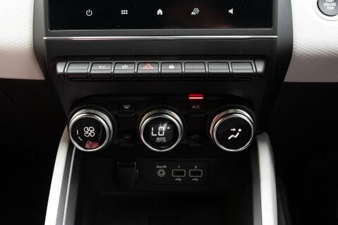 Renault Clio TECHNO E-TECH 33