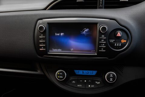 Toyota Yaris VVT-I DESIGN 26