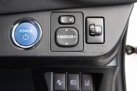 Toyota Yaris VVT-I DESIGN 16