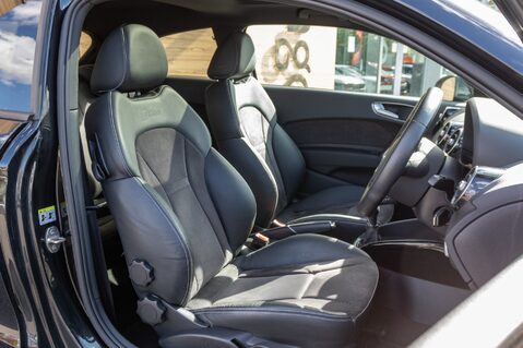 Audi A1 TFSI BLACK EDITION NAV 30