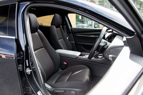 Mazda 3 SPORT LUX MHEV 29