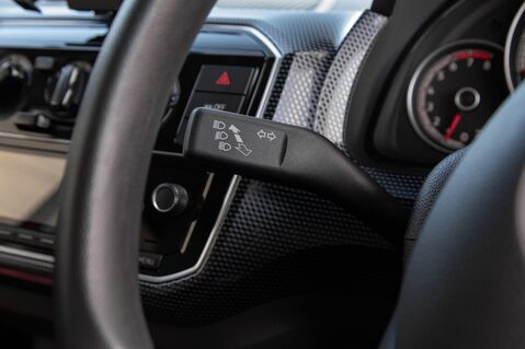 Volkswagen Up BLACK EDITION 17