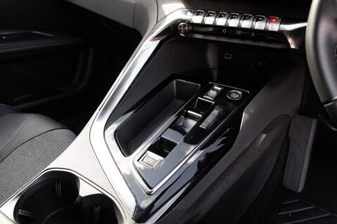 Peugeot 3008 S/S ALLURE PREMIUM PLUS 32