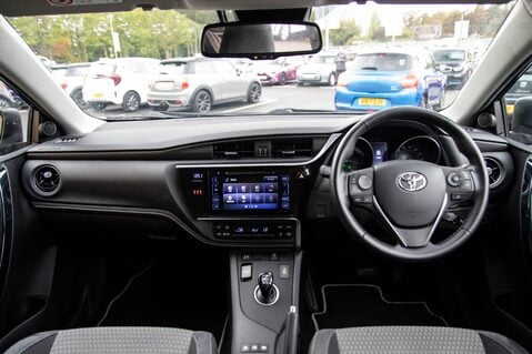 Toyota Auris VVT-I DESIGN TOURING SPORTS 3
