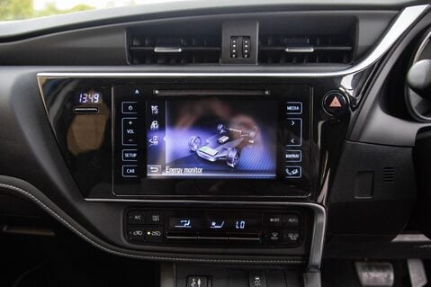 Toyota Auris VVT-I DESIGN TOURING SPORTS 25