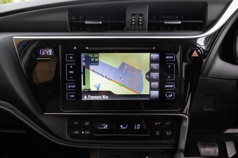 Toyota Auris VVT-I DESIGN TOURING SPORTS 22