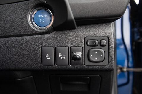 Toyota Auris VVT-I DESIGN TOURING SPORTS 16