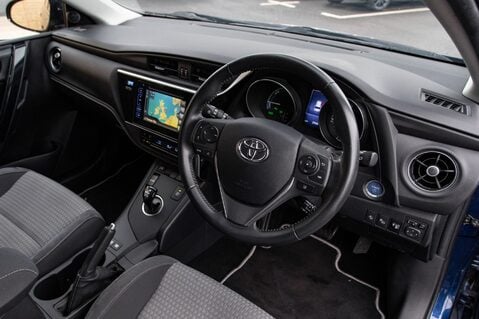 Toyota Auris VVT-I DESIGN TOURING SPORTS 4