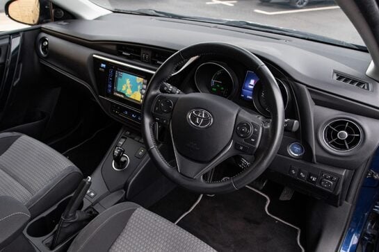 Toyota Auris VVT-I DESIGN TOURING SPORTS
