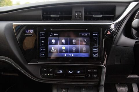 Toyota Auris VVT-I DESIGN TOURING SPORTS 26