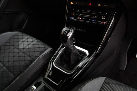 Volkswagen T-Roc R-LINE TSI 34