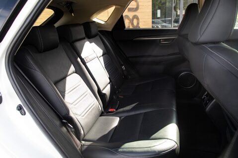 Lexus NX 300H LUXURY 38